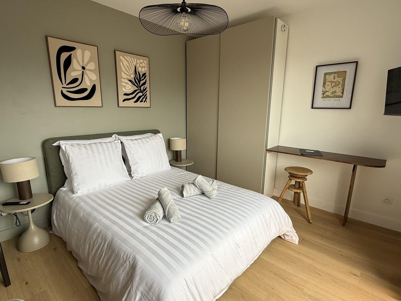 Chambre avec lit double et bureau
