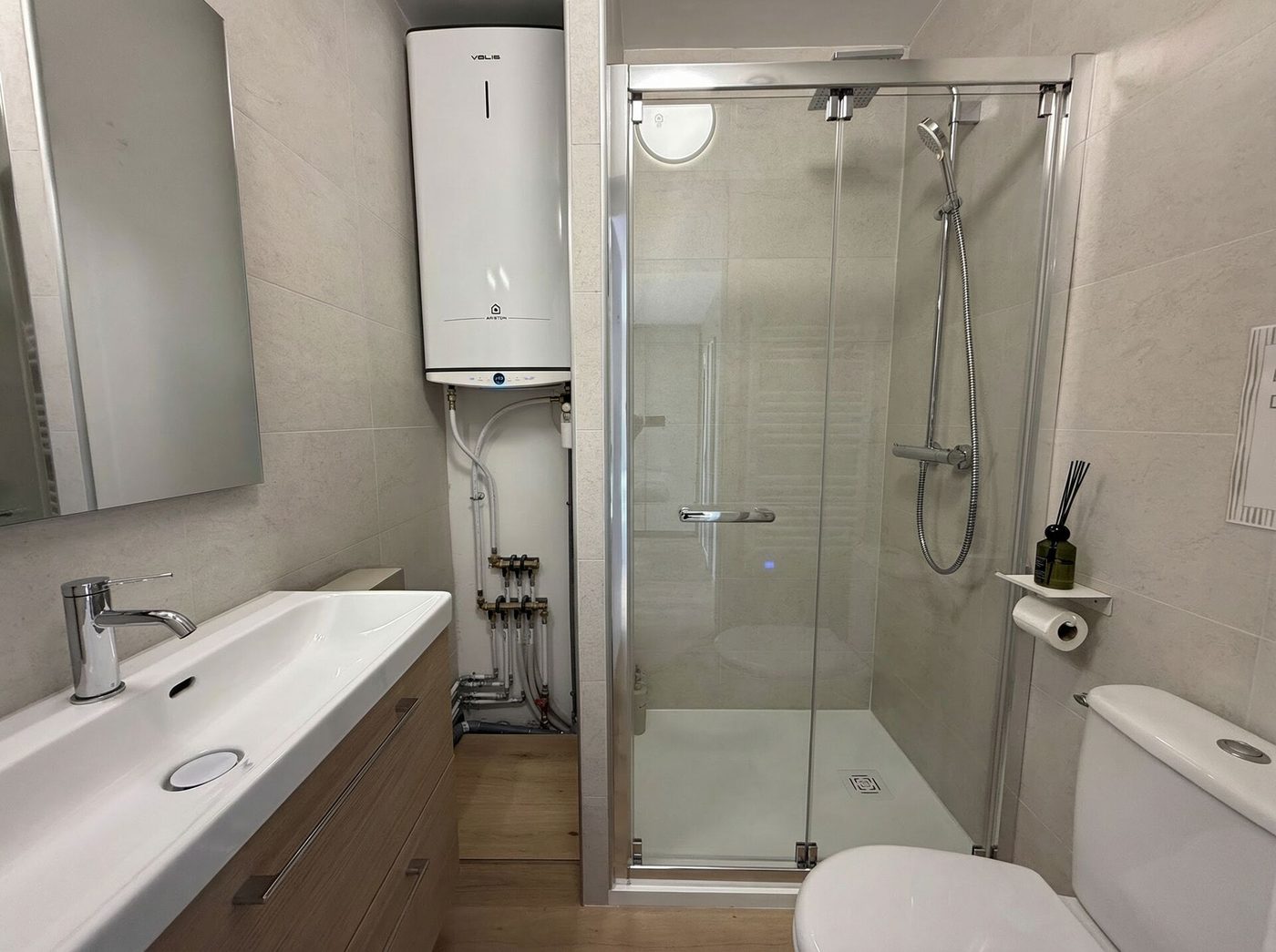 Salle de bain avec douche
